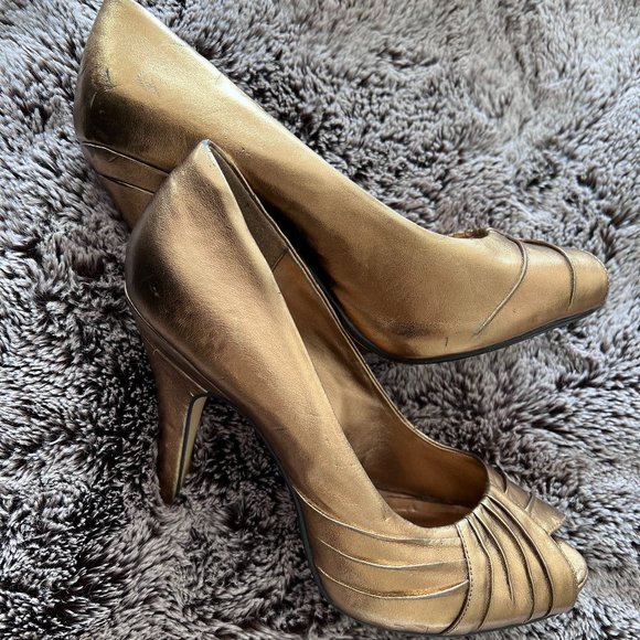 Steve Madden Metallic Gold Pumps - Picture 10 of 12